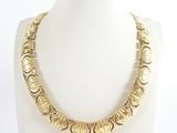 gros plan d'un collier en or sur un mannequin
