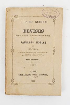 un vieux livre posé sur une table à côté d'une tasse de café