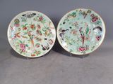 paire d'assiettes chinoises de style « famille » représentant des oiseaux et des fleurs sur fond vert