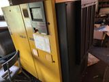 une machine jaune qui se trouve dans une pièce