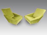 une paire de fauteuils de salon en velours vert