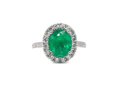bague ovale en émeraude et diamant sur fond blanc