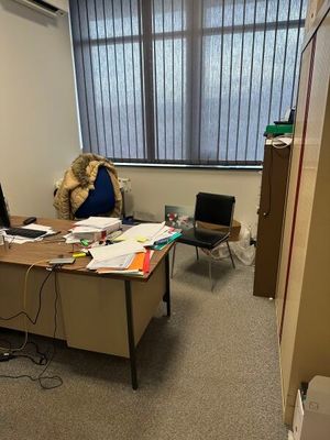 un bureau avec un ordinateur et une chaise dans une pièce