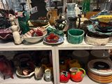 de nombreux bols et assiettes sur une étagère dans un magasin