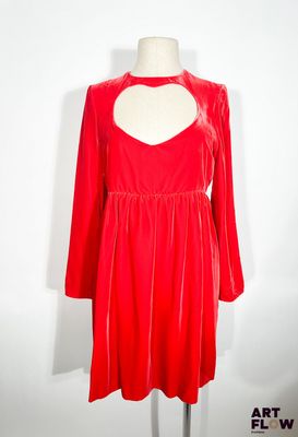 une image d'une robe rouge sur un mannequin, un mannequin, un mannequin, un mannequin, un mannequin, un mannequin, un mannequin, un mannequin