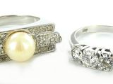 deux bagues ornées de perles et de diamants sur un fond blanc