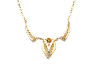 gros plan d'un collier sur fond blanc
