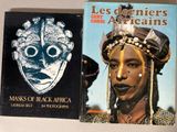 deux livres posés sur une table