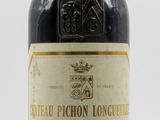 une bouteille de vin posée sur une table