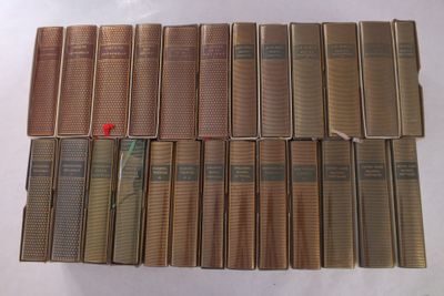 un grand nombre de livres posés sur une table