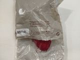 un sac en plastique contenant un objet rouge