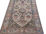 un tapis persan ancien à motifs floraux et franges