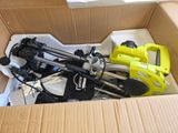 une boîte contenant un vélo et des outils