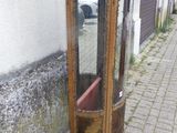un grand meuble en bois surmonté d'un miroir