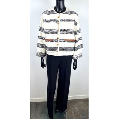 un mannequin vêtu d'une veste et d'un pantalon blancs et noirs