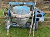 une machine bleue qui est posée dans l'herbe