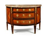 une petite commode avec un plateau en marbre, posée sur un socle