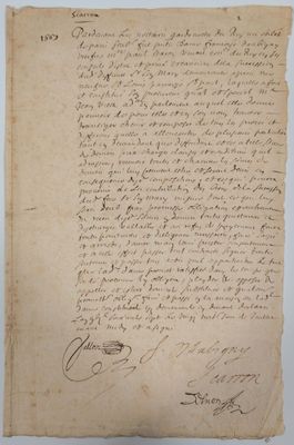 un vieux bout de papier sur lequel figurent des notes manuscrites