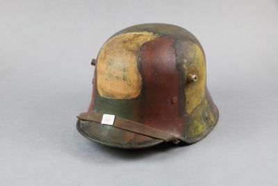 Un vieux casque est posé sur une table, avec une étiquette dessus.
