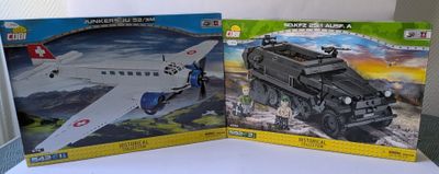 deux boîtes de legos posées sur une table