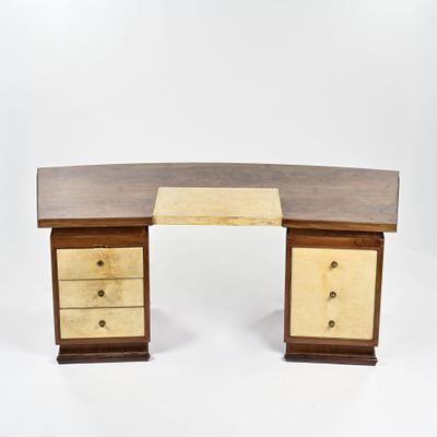 un bureau en bois avec deux tiroirs et deux tiroirs de chaque côté
