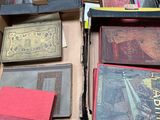une boîte pleine de livres posée sur le sol
