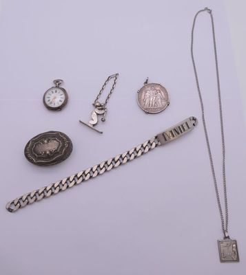 beaucoup de bijoux en argent sur une surface blanche