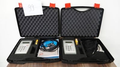 deux valises contenant du matériel électronique, posées sur une table