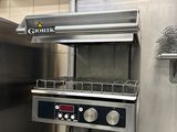 une cuisine professionnelle équipée d'appareils en acier inoxydable et d'un évier