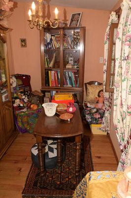 une petite salle à manger avec une table et des chaises