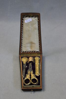 une boîte contenant une paire de ciseaux