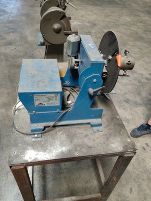 une personne debout à côté d'une machine posée sur une table