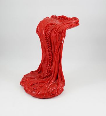 une image représentant une sculpture rouge sur un fond blanc