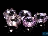trois diamants de couleurs différentes posés sur une surface noire