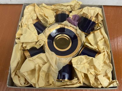une boîte contenant une bouteille de vin