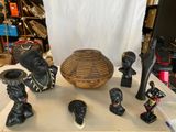 une table sur laquelle sont disposées diverses figurines africaines