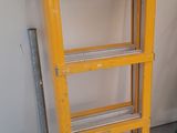 une échelle jaune appuyée contre un mur dans une pièce