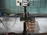 une machine posée sur une table dans une pièce