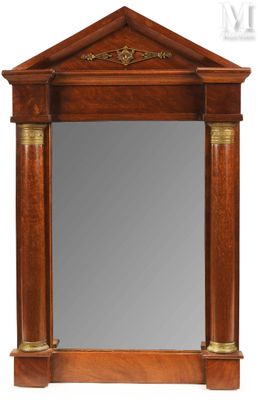 image d'un miroir avec un cadre en bois sur fond blanc
