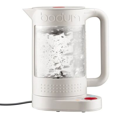 une photo d'une bouilloire électrique blanche contenant de l'eau