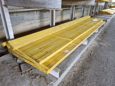 un banc jaune posé contre le mur d'un immeuble