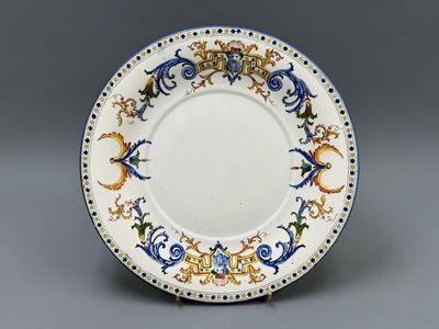 un gros plan d'une assiette blanche ornée de motifs bleus et jaunes