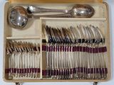 many spoons and spoon spoons in a wooden box