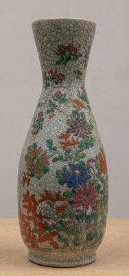 un vase posé sur une table dans la pièce