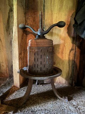 une petite table en bois sur laquelle est posé un panier