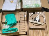 plusieurs cartons remplis d'objets divers posés sur une table
