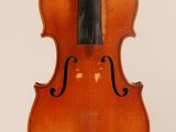 un vieux violon avec un archet accroché à son dos