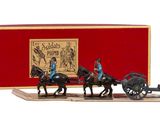 figurines représentant des chevaux tirant une calèche avec un homme à son bord