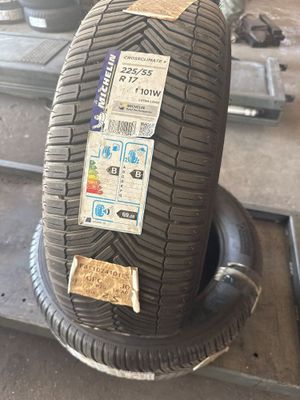 un pneu sur lequel est collé un autocollant, posé sur un morceau de métal
