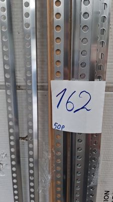 un grand nombre de barres métalliques empilées les unes sur les autres